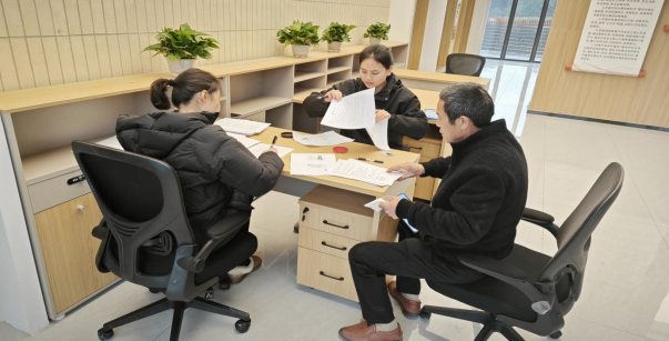 現(xiàn)場辦公零距離 便民服務暖民心